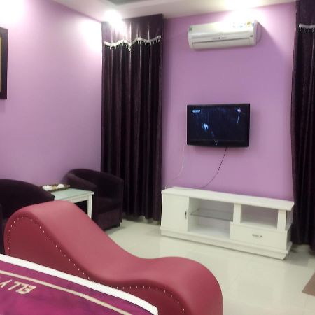 Elly Hotel Hanoi Buitenkant foto